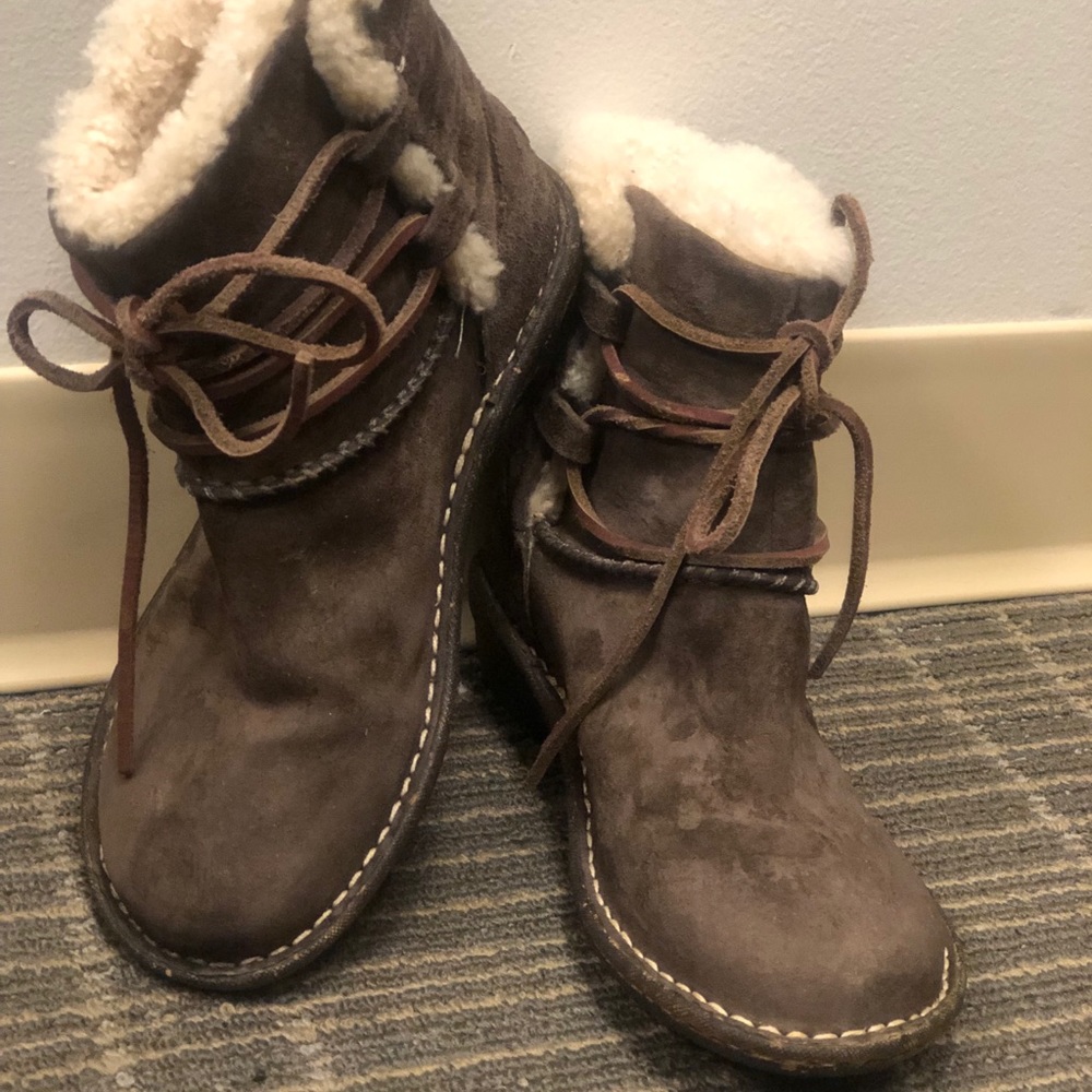Ugg Caspia Boots